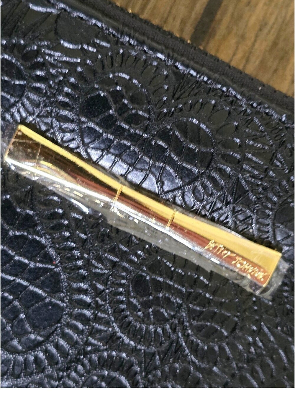 Betsey Johnson Black Lace Embossed Bifold Wallet Gold Hardware Zip Pocket NWT - Picture 4 of 13